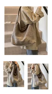Textura detallada de un bolso shopper grande de mezcla de lana en color gris y marrón