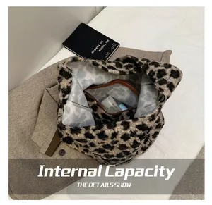 Detalle del bolso de felpa con estampado de leopardo, capacidad interna y bolsillo de cuero