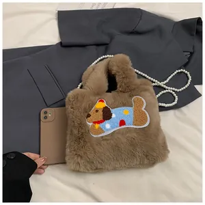 Detail einer braunen Plüschtasche mit Cartoon-Hundemotiv und weißem Perlenriemen