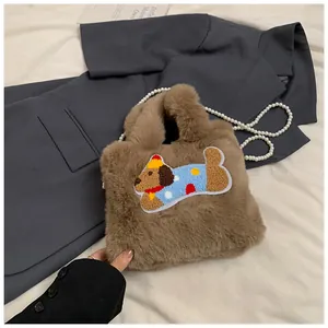 Detail der braunen Plüschtasche mit süßem Hunde-Patch und eleganter Perlenkette