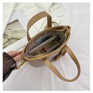 Draufsicht einer khakifarbenen Beuteltasche mit geräumigem Innenraum und Essentials