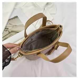 Nahaufnahme der khakifarbenen Beuteltasche mit Innenfutter und goldener Reißverschlusstasche