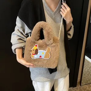 Braune Plüsch-Beuteltasche mit Hunde-Stickerei und elegantem Perlen-Schultergurt