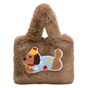 Braune Plüsch-Beuteltasche mit Cartoon-Hundestickerei und Perlenketten-Detail