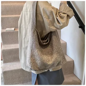 Detalle del bolso hobo grande gris con tejido de lana texturizado y cierre magnético metálico