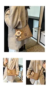 Détail d'un sac bandoulière léopard avec écusson en cuir et pendentif en peluche