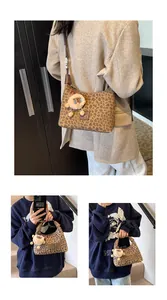 Détails du sac en toile léopard avec bandoulière en cuir et charmant pendentif alpaga
