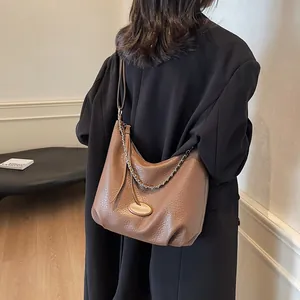 Borsa hobo in pelle testa di moro con trama litchi e tracolla a catena argentata