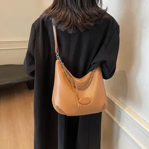 Borsa hobo in pelle litchi marrone con catena d'argento e tracolla regolabile da donna
