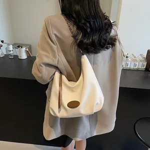 Borsa tote in pelle bianca con motivo lychee, catena in metallo e stile hobo