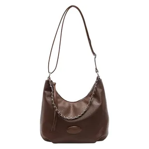 Borsa tote minimalista marrone scuro in pelle con catena argento e tracolla regolabile