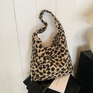 Bolso hobo de hombro con diseño clásico de leopardo en suave material de piel sintética