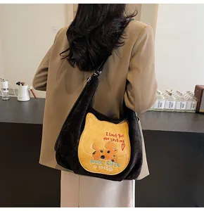 Détail du sac à bandoulière en peluche café foncé avec broderies de chat mignonnes