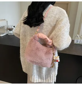 Detailansicht der rosa Pelz-Beuteltasche mit Raffgriff und niedlichem Puppenanhänger