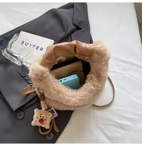 Detailansicht der Plüsch-Beuteltasche mit Stauraum für Geldbörse und Powerbank