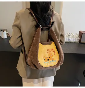 Détail d'un sac à dos en velours côtelé avec poche chat et bandoulière en cuir