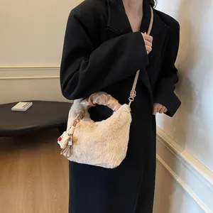 Schicke beige Plüsch-Eimertasche mit gerafftem Griff und schmalem Lederriemen für Damen