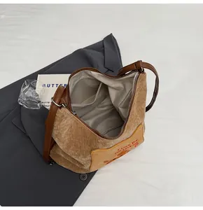 Vue intérieure du cabas en velours côtelé marron montrant le zip et la doublure grise