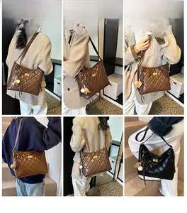 Sac à bandoulière matelassé avec chaîne et breloque en peluche en café et noir