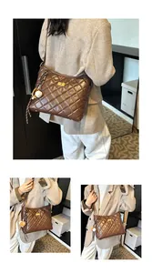 Vue détaillée du sac à bandoulière matelassé avec fermoir doré et accessoire