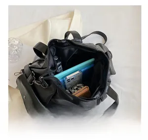 Vue de dessus de l'intérieur spacieux du sac cabas en cuir noir souple avec rangements