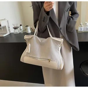 Sac fourre-tout marron et beige avec franges et fermeture éclair en métal