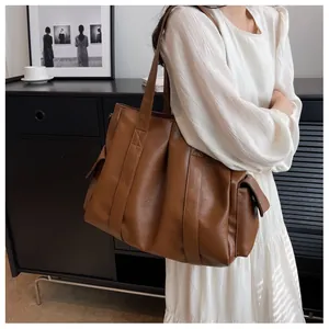 Détails du sac cabas marron en similicuir grainé avec poches latérales fonctionnelles