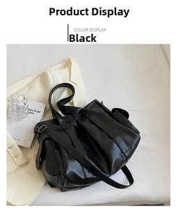 Vue détaillée du grand sac cabas noir en similicuir avec poches latérales sur fond neutre