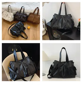 Detailansicht großer Shopper-Tasche aus Kunstleder in verschiedenen Farben und Texturen