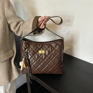 Sac à Épaule Femme Losange Matelassé Cuir PU Mode Sous le Bras Avec Pendentif de Baseball Rétro Bandoulière Fermoir Tournant en Métal Chaîne