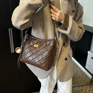 Sac bandoulière matelassé marron foncé avec fermoir doré et bandoulière