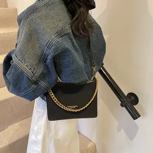Black leather bucket bag with bold gold chain, stylish shoulder bag for women 2025 fashion
