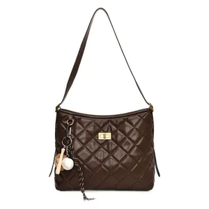 Sac bandoulière matelassé marron foncé avec fermoir doré et pendentif de baseball