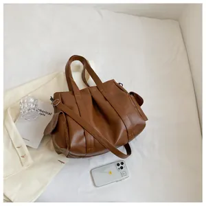 Détail du sac cabas en cuir PU marron avec poches latérales aimantées et finitions rétro