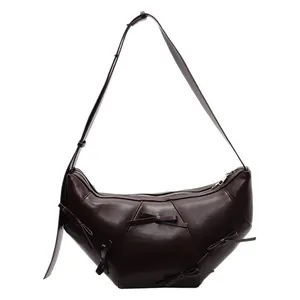 Sac fourre-tout chic marron foncé en forme de croissant avec nœuds pour le quotidien