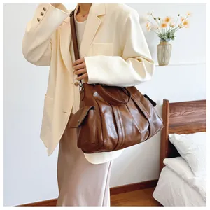 Detail einer großen braunen Shopper-Tasche aus weichem PU-Leder mit vertikalen Nähten