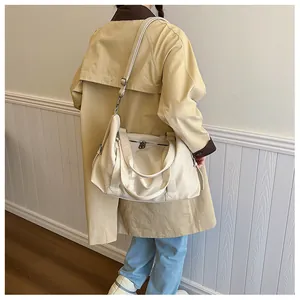 Detailansicht der beigen großen Totebag mit weichem Leder und verstellbarem Gurt