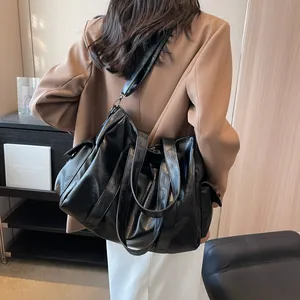 Grand sac cabas en cuir noir avec poches latérales et bandoulière large amovible