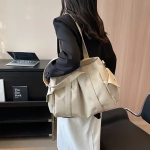Grand sac cabas beige crème en similicuir avec larges bandoulières dans un décor de bureau