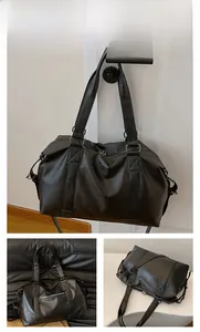 Große schwarze Handtasche aus weichem Leder mit silbernen Reißverschlüssen und Tragegriffen