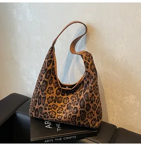 Detailansicht der Leopard-Tragetasche mit Magnetverschluss und braunem Schultergurt