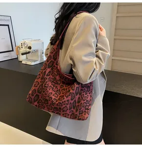 Detail einer großen Tragetasche mit Leopardenmuster, kombiniert mit einem beigen Blazer