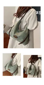 Vista dettagliata della borsa hobo in tweed grigio-verde con cinturini in pelle marrone