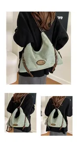 Dettaglio della tracolla in pelle regolabile e fibbia in bronzo su borsa hobo in tela verde