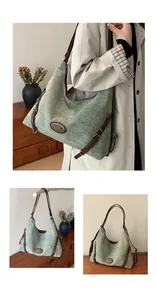 Viste dettagliate della borsa in tela turchese con cinturini in pelle e logo metallico