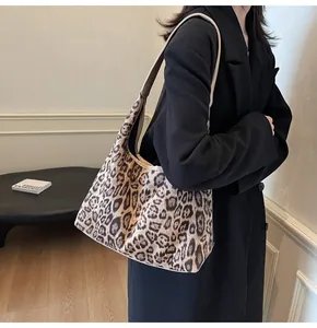 Detailansicht der übergroßen Totebag mit Leopardenmuster zum schwarzen Wollmantel
