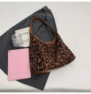 Nahaufnahme der Schultertasche mit Leopardenmuster auf Lifestyle-Hintergrund
