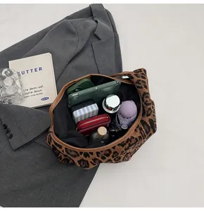 Detailansicht der großen Shopper-Tasche mit Leopardenmuster und geräumigem Innenraum