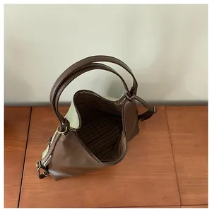 Dettaglio dell'interno della grande borsa tote in denim con fodera a righe e zip