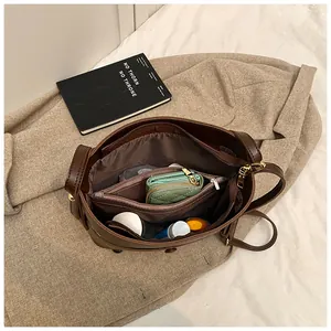 Innenfächer der dunkelbraunen Eimer-Tasche mit großem Fassungsvermögen und Unterteilung